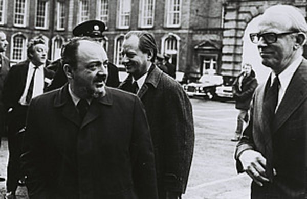 Anker Jørgensen ankommer til Europarådsmøde i Dublin 1975.