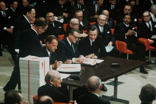 Jens Otto Krag underskriver traktat den 22. januar 1972 forud for folkeafstemning om dansk EF-medlemskab. 