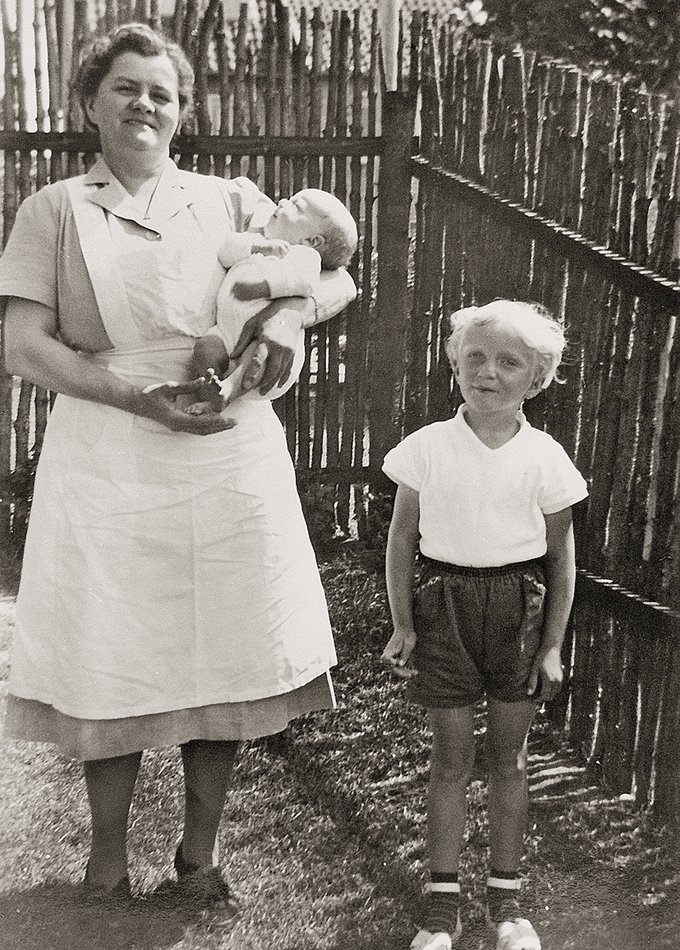 Husmoderafløser Kirstine Vilhelmine Thomsen på arbejde i en familie med et nyfødt barn i Hjørring i begyndelsen af 1950'erne.