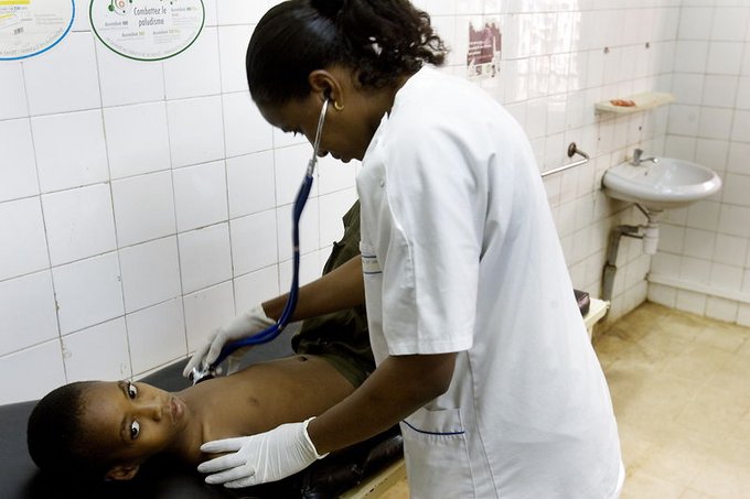 En dreng tilses af en læge på Hospital Gabriel Toure