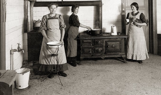 Women at work in the kitchen at Bejstrupgaard, 1912