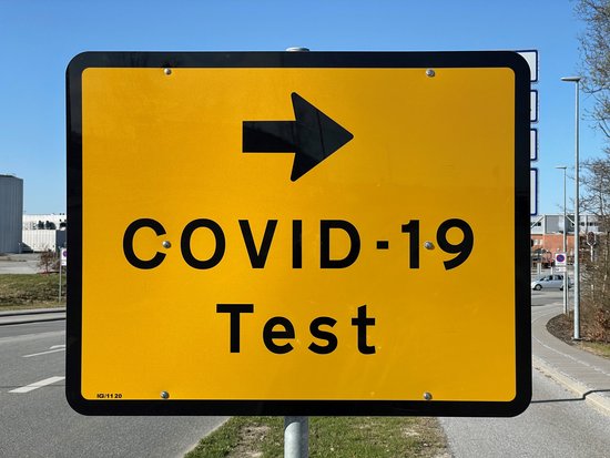 Skilt til Covid-19 test