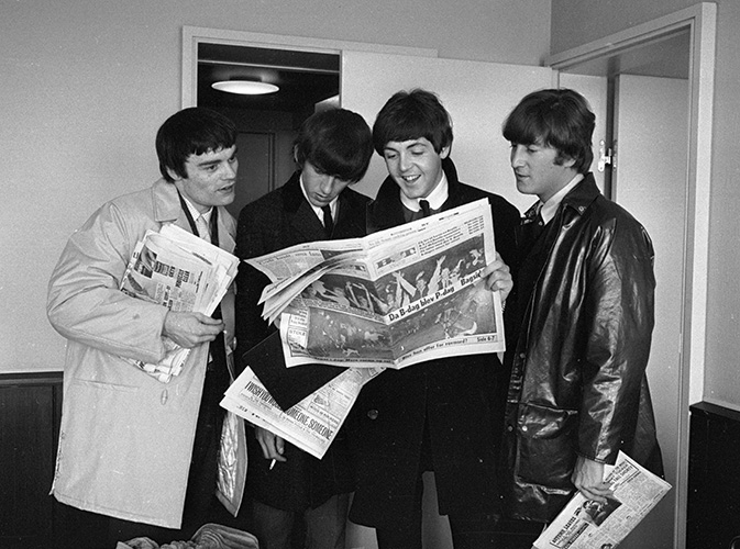 Beatles poserer med dansk avis 5. juni 1964