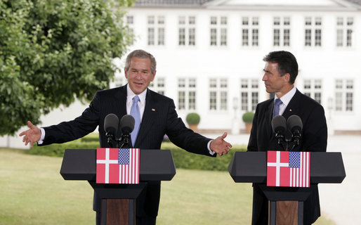 George W. Bush og Anders Fogh Rasmussen ved pressemødet på Marienborg i forbindelse med den amerikanske præsidents besøg i Danmark 6. juli 2005