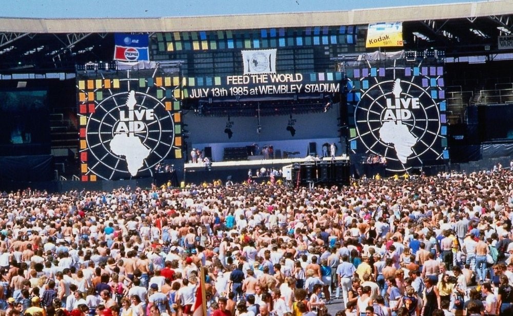 Folkemasser og scene ved velgørenhedskoncerten Live Aid på Wembley Stadium 