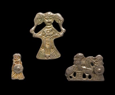 Små smykker eller amuletter fundet ved Tissø.